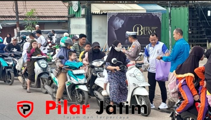 Peduli Sesama, Polsek Satui dan PT Arutmin Indonesia Bagi-bagi Nasi Kotak