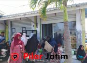 BUMdes Sapeken Hadir di Tengah Krisis, Warga Antusias Serbu Sembako Murah