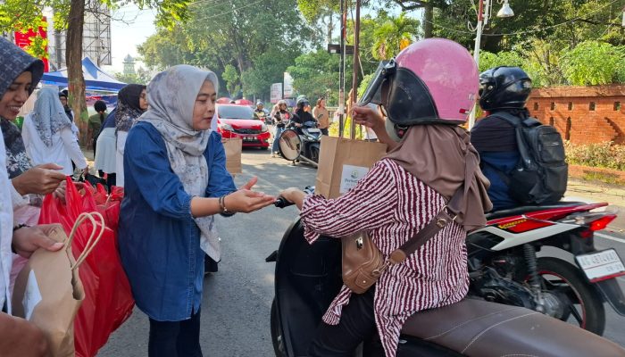 Semarak Ramadan 1446 H, Perhutani dan IIK KPH Nganjuk Gelar Aksi Sosial Berbagi Takjil