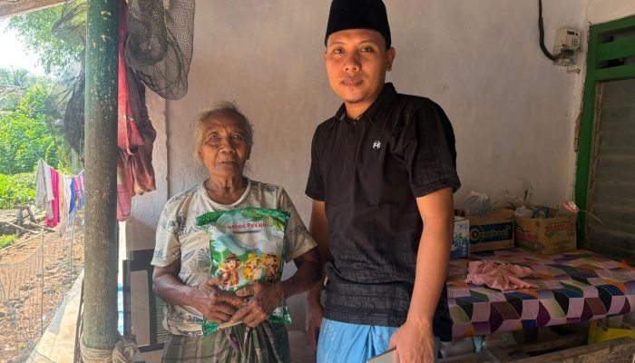 Ramadhan Peduli, Asosiasi Wartawan Sapudi Bagikan Ratusan Paket Sembako untuk Warga Kurang Mampu