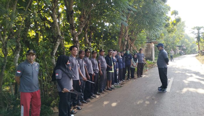 Jelang Idul Fitri, Pemdes Daandung Gotong Royong Bersihkan Sepanjang Jalan Raya
