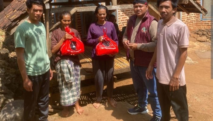 Bantuan Sembako Said Abdullah dan Achmad Fauzi Disalurkan HNSI Kangayan ke Warga Desa Daandung