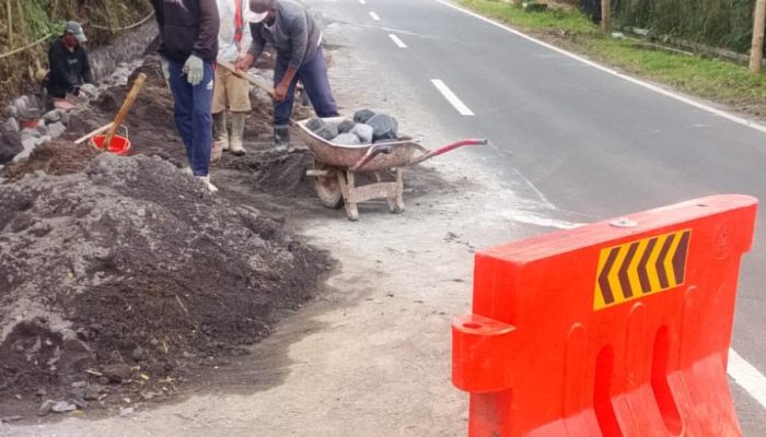 Tak Ada Papan Proyek, Pembangunan Drainase di Poncokusumo Tuai Sorotan Publik