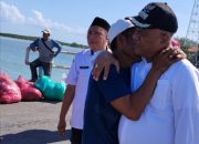 Tangis Perpisahan di Pelabuhan Raas: Camat Subiyakto dan Warga Sama-Sama Menangis, Kapan Lagi Kita Bertemu, Pak?