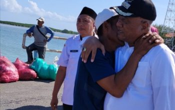 Tangis Perpisahan di Pelabuhan Raas: Camat Subiyakto dan Warga Sama-Sama Menangis, Kapan Lagi Kita Bertemu, Pak?