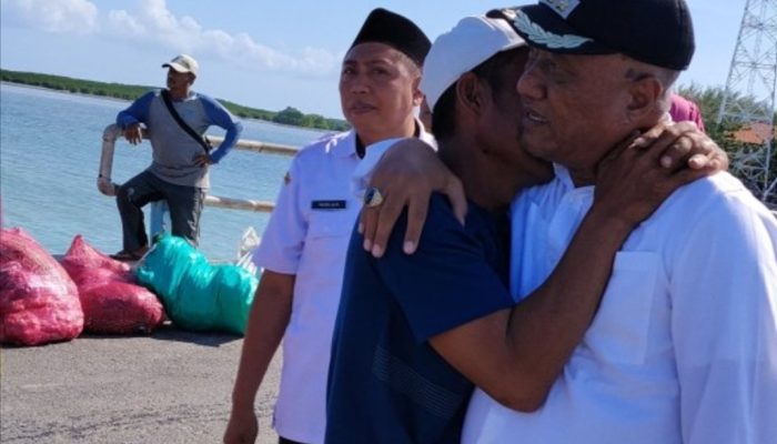 Tangis Perpisahan di Pelabuhan Raas: Camat Subiyakto dan Warga Sama-Sama Menangis, Kapan Lagi Kita Bertemu, Pak?