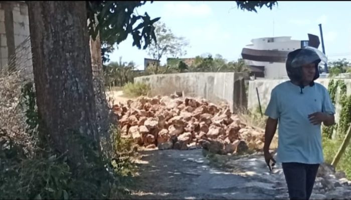 Proyek Sungai Anjuk Terus Tuai Kontroversi, Setelah Papan Proyek Kini Material Batu Diduga Tutup Jalan Warga