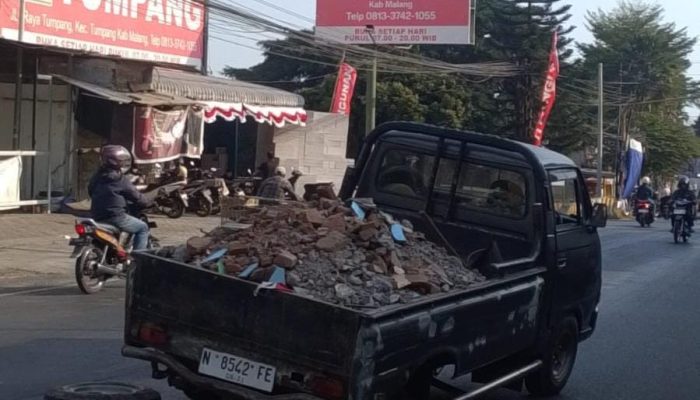 Pick Up Angkut Puing Jadi Sorotan: Dishub Diminta Cek Kelayakan Kendaraan di Jalan Raya Tumpang