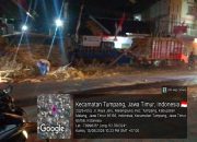 Truk Bermuatan Tebu Terguling di Depan SPBU Malangsuko Tumpang, Arus Jalan Terganggu