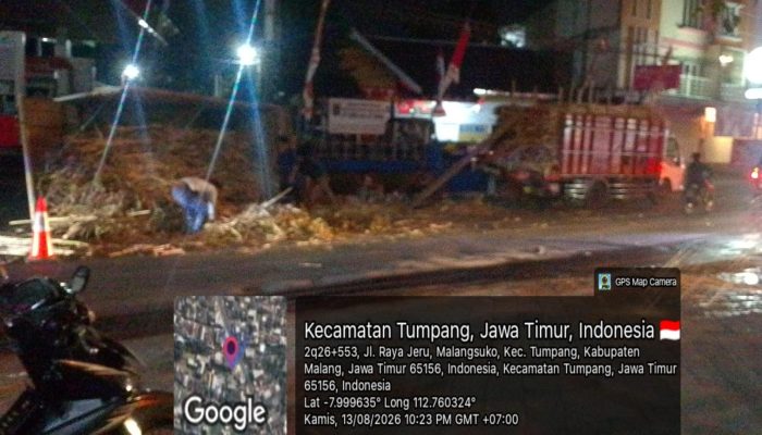 Truk Bermuatan Tebu Terguling di Depan SPBU Malangsuko Tumpang, Arus Jalan Terganggu