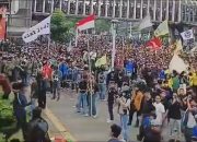 Breaking News: Massa BEM UI Tertahan Barikade Polisi di UOB, Hendak Menuju Bundaran HI