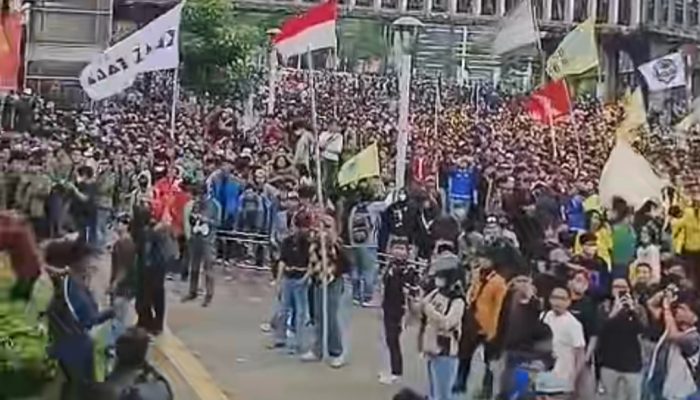 Breaking News: Massa BEM UI Tertahan Barikade Polisi di UOB, Hendak Menuju Bundaran HI
