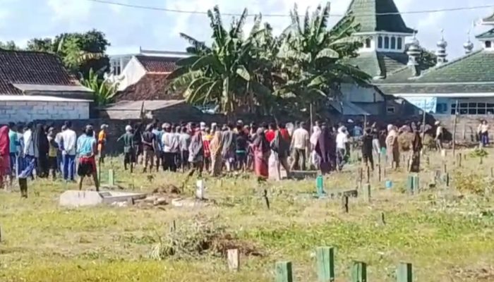 Ratusan Warga Desa Sapeken Demo Damai, Tuntut Pagar di Area  Pekuburan Umum Dibongkar