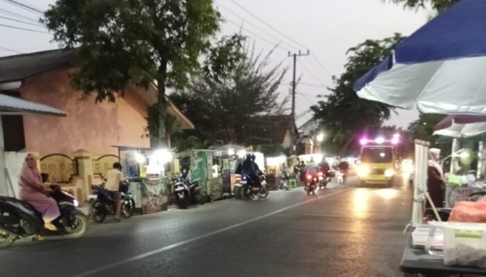 PKL Padati Badan Jalan, Arus Lalu Lintas Tersendat: Ke Mana Pengawasan Pemkab Sumenep?